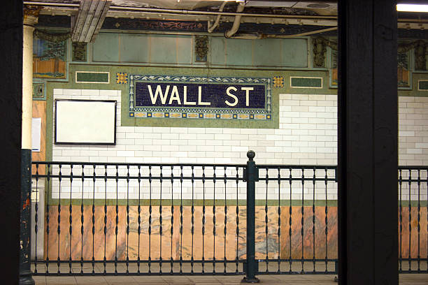 壁の地下鉄駅、ニューヨークのセント - wall street sign ストックフォトと画像