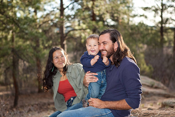 familia disfrutando de un día en la naturaleza - father ethnic child son fotografías e imágenes de stock