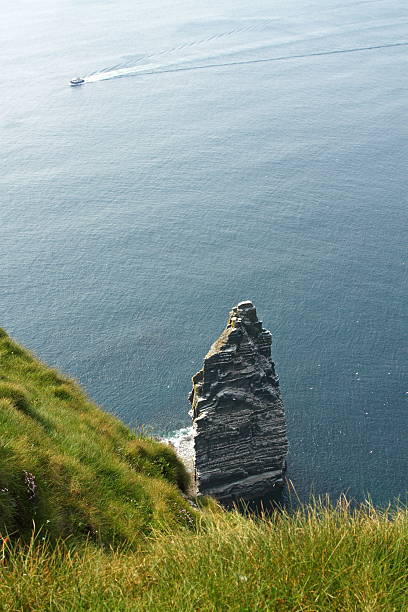 der cliffs of moher - republic of ireland cliffs of moher cliff galway stock-fotos und bilder