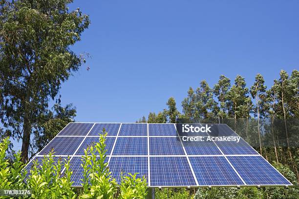 Foto de Célula Solar e mais fotos de stock de Azul - Azul, Céu - Fenômeno natural, Eletricidade