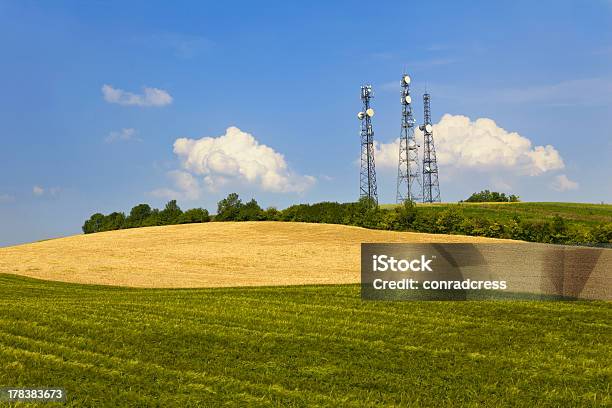 Photo libre de droit de Mobilegsm Telecomunication Towers banque d'images et plus d'images libres de droit de Antenne parabolique - Antenne parabolique, Champ, Tour - Structure bâtie