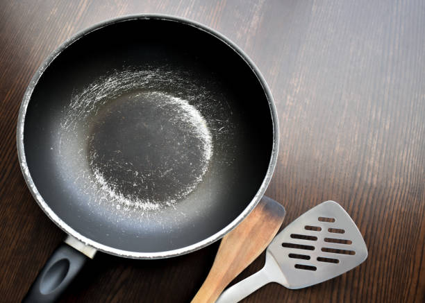 old scratched non-stick saucepan. - old fashioned domestic kitchen old close up imagens e fotografias de stock