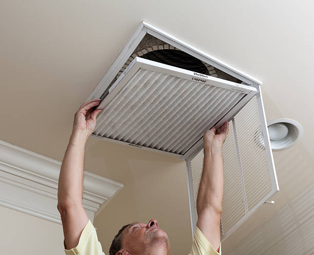 uomo anziano filtro aria condizionata di apertura nel soffitto - air cleaner foto e immagini stock