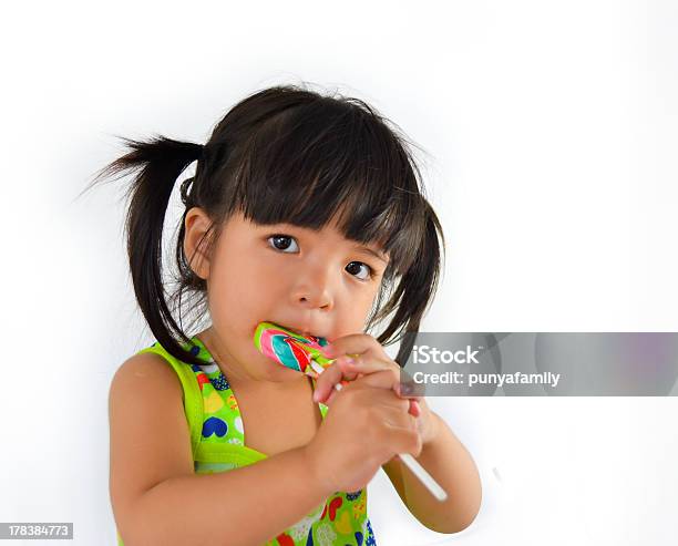 Cute Bebê Asiático Menina E Grande Chupachupa - Fotografias de stock e mais imagens de Asiático e indiano - Asiático e indiano, Açúcar, Bebé