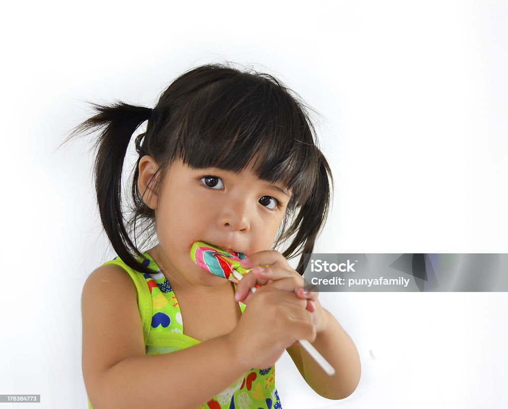 Милый Азиатский ребенок девочка и большой Леденец на палочке - Стоковые фото Азиатского и индийского происхождения роялти-фри