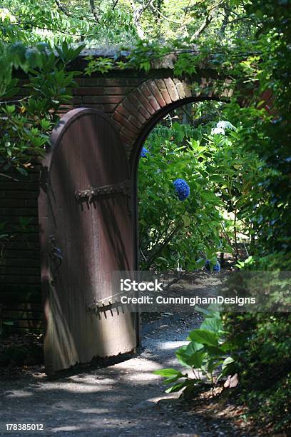 Gardenofeden Foto de stock y más banco de imágenes de Andar de puntillas - Andar de puntillas, Arco - Característica arquitectónica, Azul