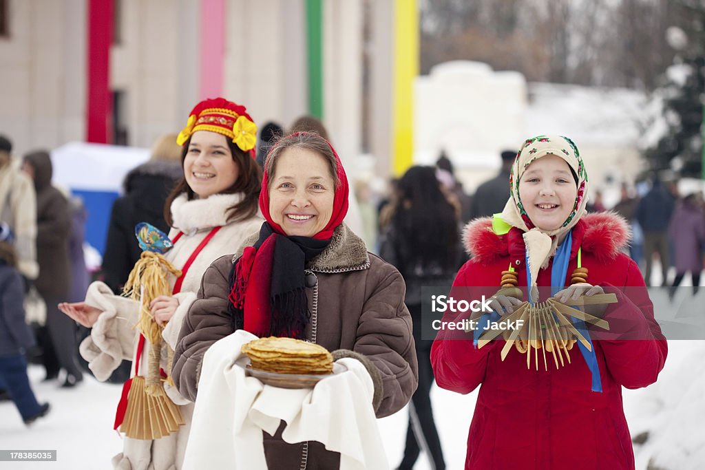 Женщины с Панкейк в Масленница - Стоковые фото Весёлый роялти-фри