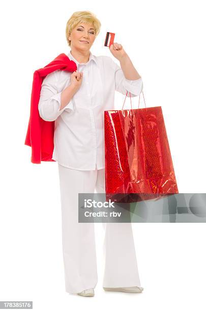 Senior Mujer Con Bolsa Y Con Tarjeta De Crédito Foto de stock y más banco de imágenes de 60-64 años - 60-64 años, 60-69 años, Adulto