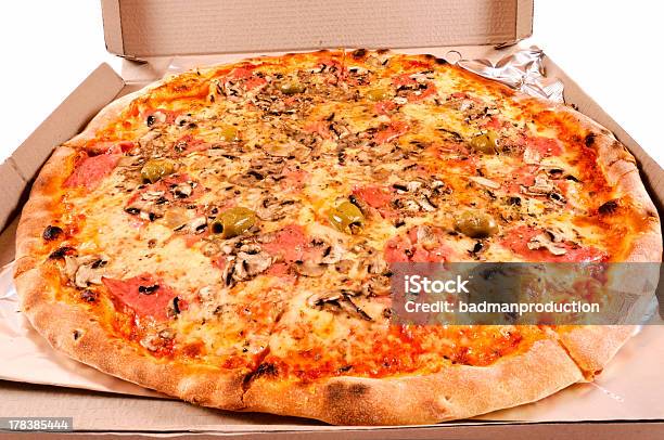 Pizza Foto de stock y más banco de imágenes de Abierto - Abierto, Aceituna, Al horno