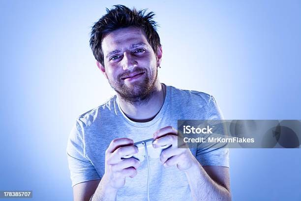 Sorridente Com Gamepad - Fotografias de stock e mais imagens de 20-29 Anos - 20-29 Anos, 25-29 Anos, Adulto