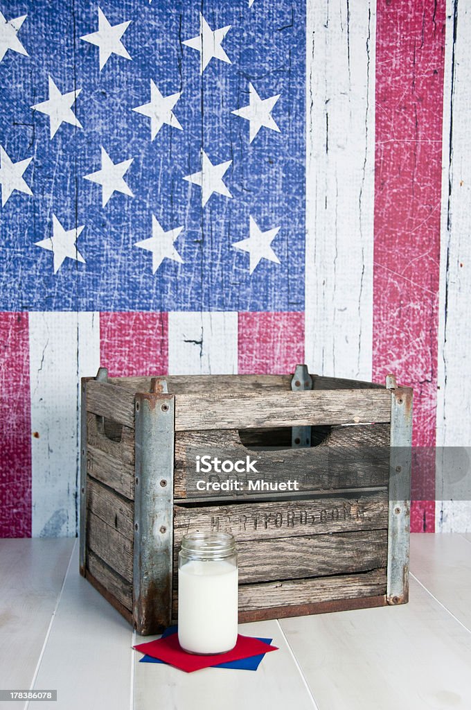 Antigüedades de cartón de leche con jarra - Foto de stock de Bandera estadounidense libre de derechos