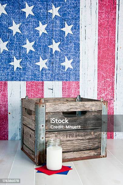 Pacote De Leite Antigo Com Jarro - Fotografias de stock e mais imagens de Bandeira dos Estados Unidos da América - Bandeira dos Estados Unidos da América, Bebida, Conceito
