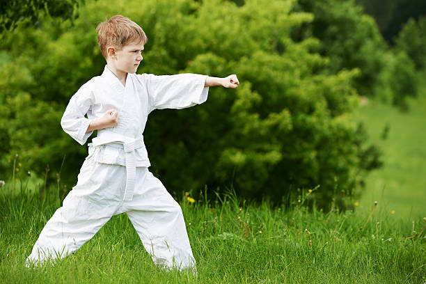 ragazzino fare esercizi di karate - extreme sports karate sport exercising foto e immagini stock