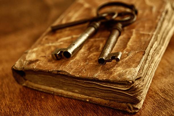 istock Old metal keys on vintage book 178386477