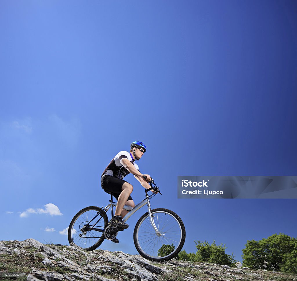 Hombre montar una bicicleta de montaña - Foto de stock de Andar en bicicleta libre de derechos