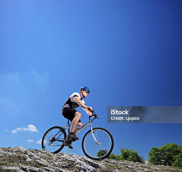 Hombre Montar Una Bicicleta De Montaña Foto de stock y más banco de imágenes de Andar en bicicleta - Andar en bicicleta, Accesorio de cabeza, Actividad