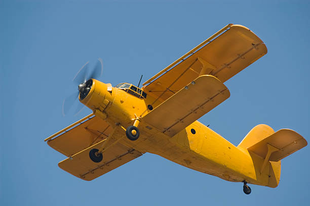 vintage russe biplan - airplane stunt yellow flying photos et images de collection