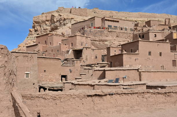 aït benhaddou, una ciudad fortificada de casas de barro a los pies de las montañas del alto atlas, en el sureste de marruecos. - atlas gebirge fotografías e imágenes de stock