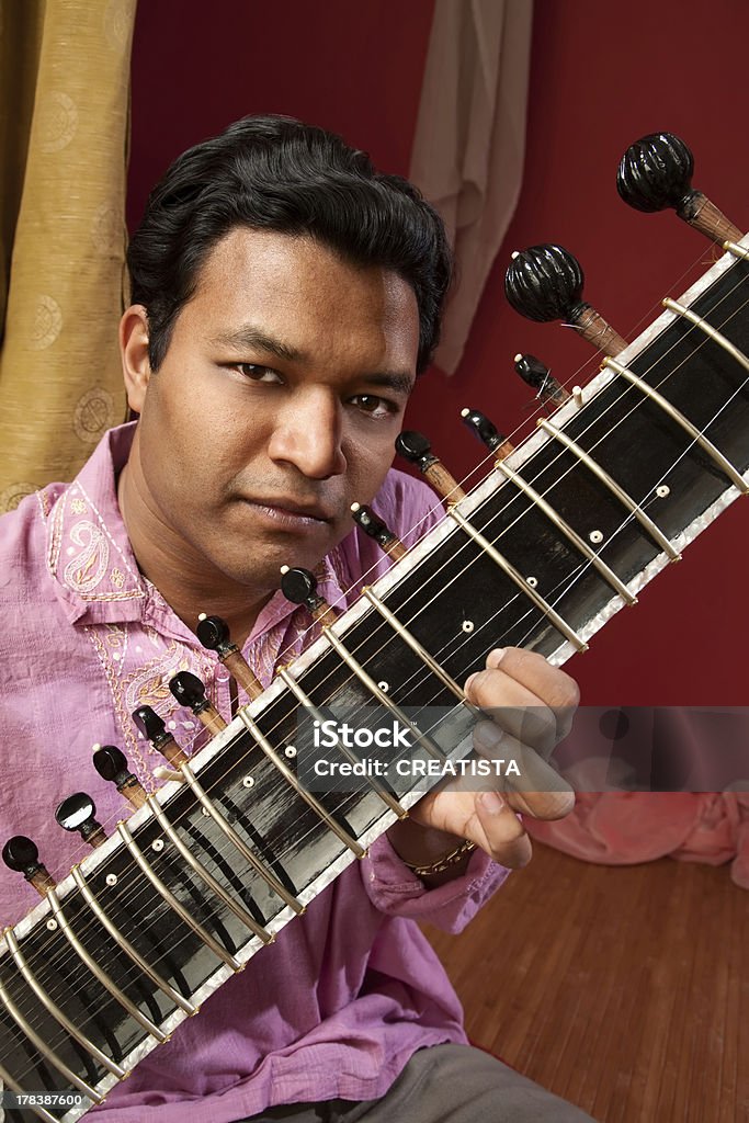 Индийский человек играет Ситар - Стоковые фото В помещении роялти-фри
