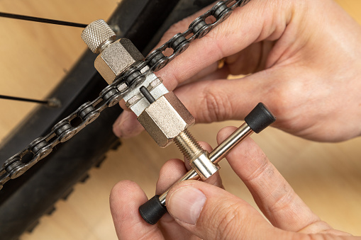 Replacing a chain link on a bicycle. Bicycle chain link lock.