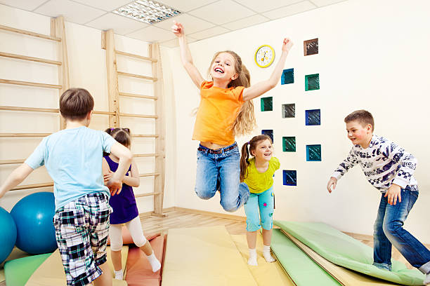 дети, наслаждаясь тренажерный зал класса - ball indoors lifestyles sport стоковые фото и изображен�ия