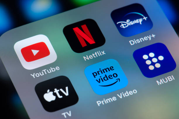 services de streaming en ligne : netflix, youtube, disney plus, amazon prime et apple tv sur l’écran du smartphone - programme de télévision photos et images de collection
