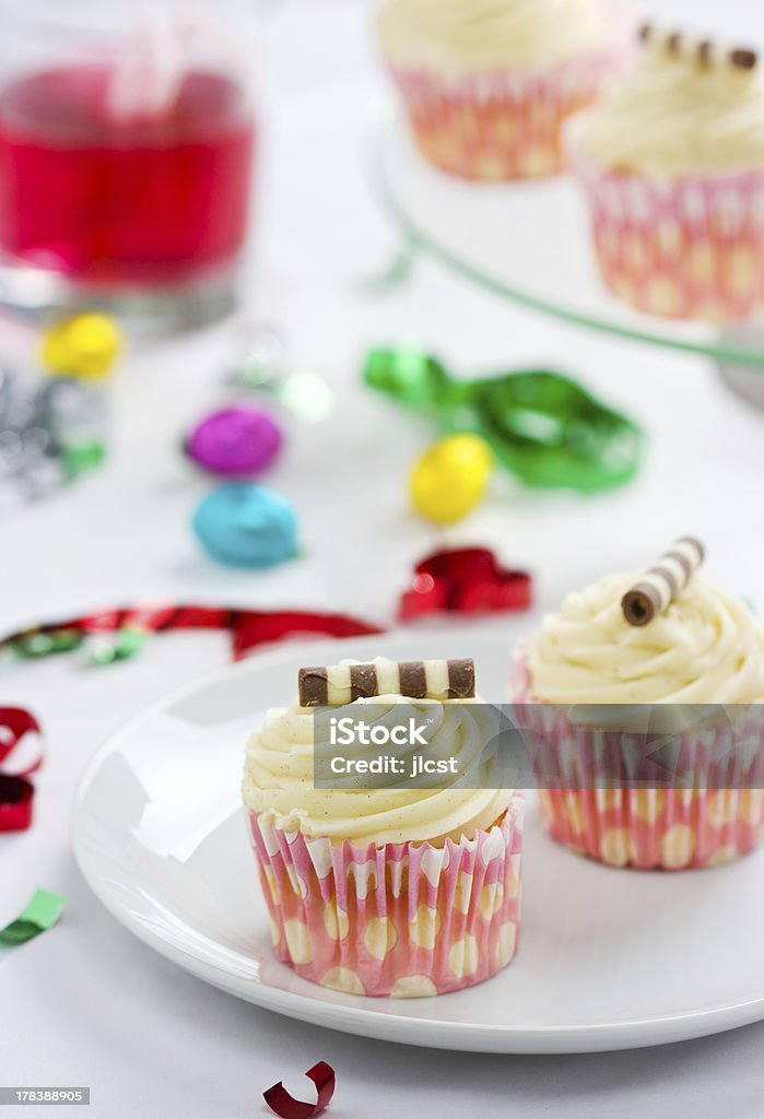Party Time z smaczny Krem cupcakes Czekolada i streamers confetti. - Zbiór zdjęć royalty-free (Bez ludzi)