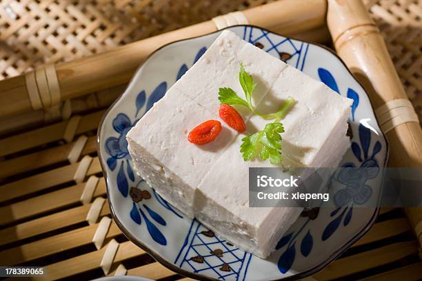 Tofu - Fotografie stock e altre immagini di Alimentazione sana - Alimentazione sana, Bambù - Materiale, Bianco