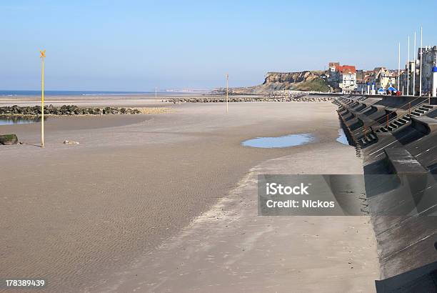 Photo libre de droit de Plage De Sable Fin Au Wimmereux Près De Boulogne La France banque d'images et plus d'images libres de droit de Architecture