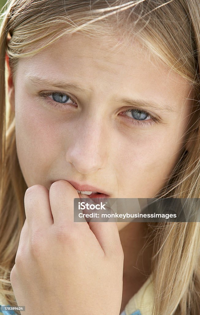 少女のポートレート、爪を噛む - 10歳から11歳のロイヤリティフリーストックフォト