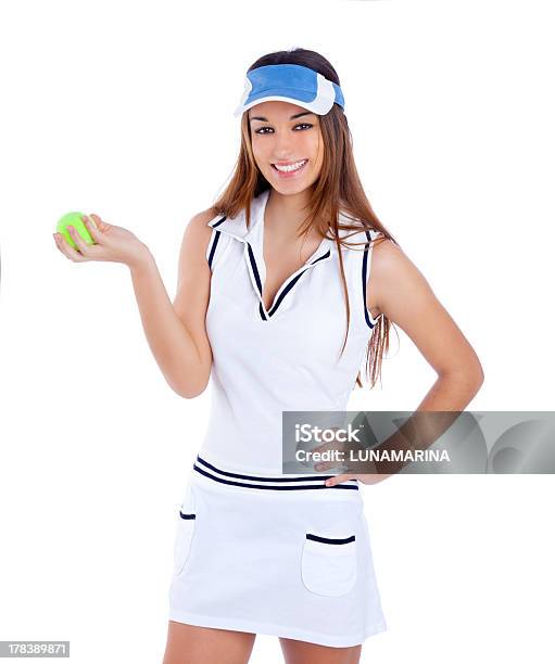 Brunette Ténis Menina Vestido Branco E Viseira Tampa - Fotografias de stock e mais imagens de Ténis - Desporto com Raqueta