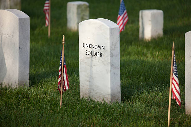 gravemarker от неизвестного солдата в арлингтонское национальное кладбище - arlington national cemetery virginia cemetery american flag стоковые фото и изображения
