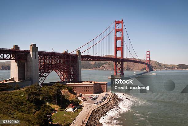 Golden Gate Bridge - Fotografias de stock e mais imagens de Alto - Descrição Física - Alto - Descrição Física, Ao Ar Livre, Arquitetura