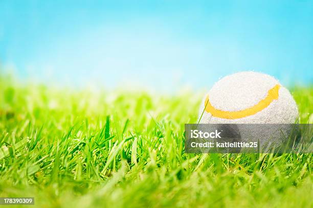 Tennis Ball Auf Gras Stockfoto und mehr Bilder von Baseball-Spielball - Baseball-Spielball, Bildhintergrund, Blau