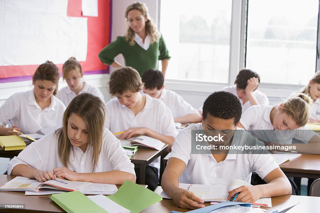 Des lycéens en classe - Photo de Uniforme libre de droits