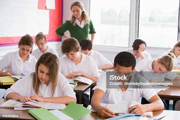 고등학교 학생들이 수업 제복에 대한 스톡 사진 및 기타 이미지 - 제복, 교실, 학생