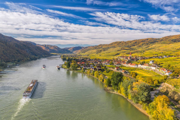 panorama automnal de la vallée de la wachau (site du patrimoine mondial de l’unesco) avec des bateaux sur le danube près du village de weissenkirchen en basse-autriche, autriche - danube valley danube river vineyard austria photos et images de collection