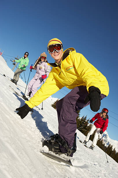 adolescente família em férias de esqui nas montanhas - snowboarding snowboard women teenager - fotografias e filmes do acervo