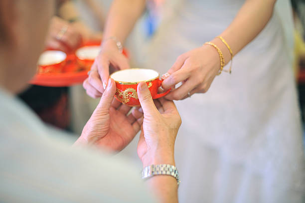 chinesische hochzeit-teezeremonie - chinese tea stock-fotos und bilder