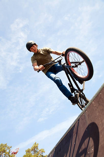 bmx en rampa bicycler - bmx cycling sport teenagers only teenager fotografías e imágenes de stock