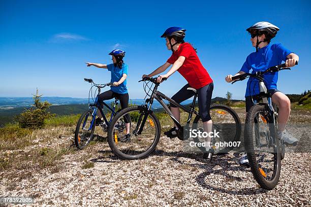 Familia Ciclismo Foto de stock y más banco de imágenes de 12-13 años - 12-13 años, 14-15 años, 40-44 años