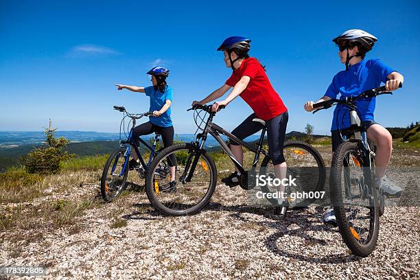 Семья Велоспорт — стоковые фотографии и другие картинки 12-13 лет - 12-13 лет, 14-15 лет, 40-44 года