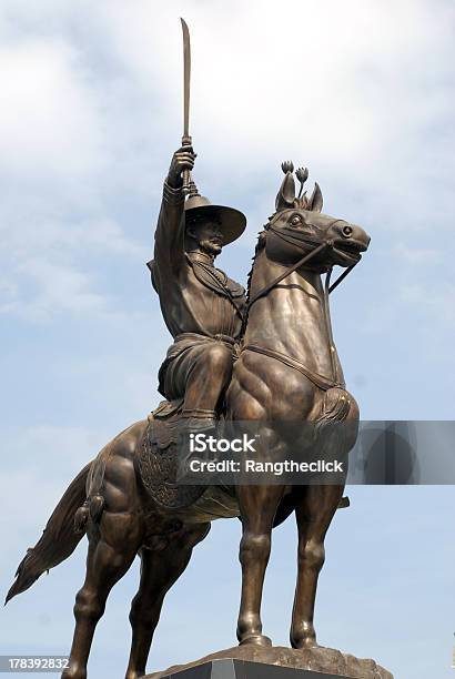 Estatua Taksin Tailandés Con Cama King Foto de stock y más banco de imágenes de Rey - Persona de la realeza - Rey - Persona de la realeza, Caballero, Caballo - Familia del caballo
