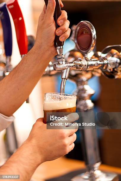 Photo libre de droit de Barman Remplir Un Verre Avec De La Bière banque d'images et plus d'images libres de droit de Alcool - Alcool, Bar, Barman