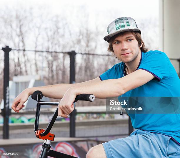 Rider In Posa Con Bici - Fotografie stock e altre immagini di Adolescente - Adolescente, Ambientazione esterna, BMX