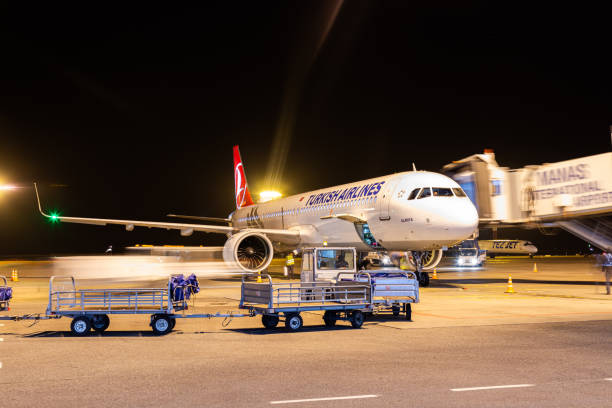 flugzeug der turkish airlines auf dem internationalen flughafen manas - open stock-fotos und bilder