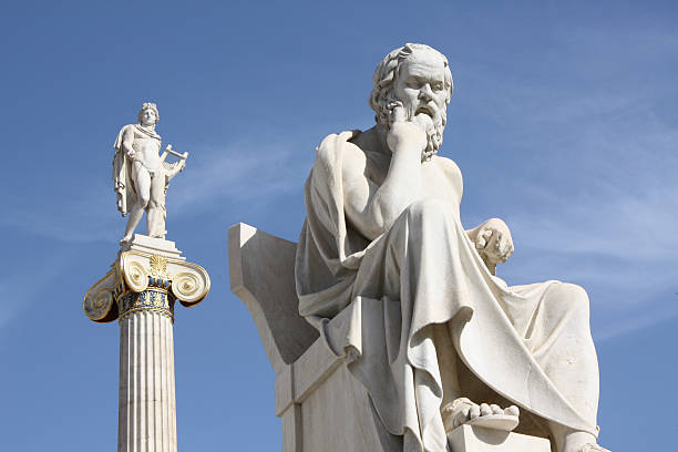 estatuas de sócrates y apolo en atenas, grecia - philosopher classical greek greek culture greece fotografías e imágenes de stock