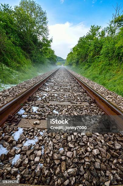 Foto de Railroad E O Granizo e mais fotos de stock de Ajardinado - Ajardinado, Amarelo, Azul