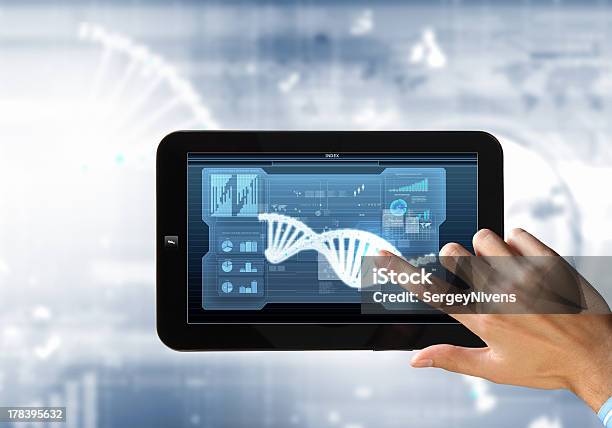 Dnastrand Auf Tabletpcbildschirm Stockfoto und mehr Bilder von Bildung - Bildung, Biochemie, Biologie