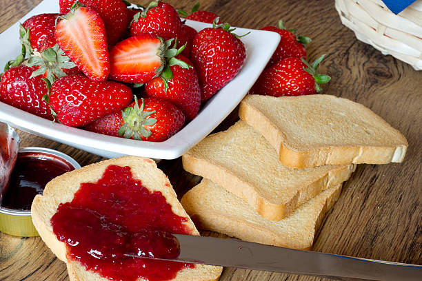 Erdbeeren jam mit rusk auf Holztisch – Foto